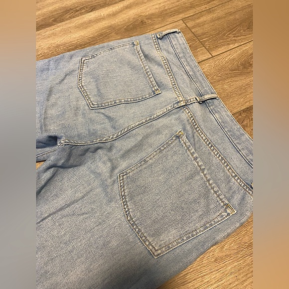 Forever 21 Mid-Rise Ripped Jeans - Picture 5 of 5